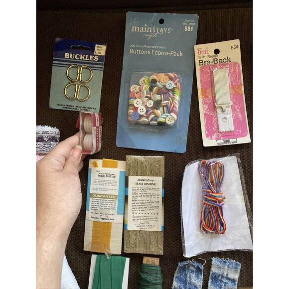 Lot of 36 New/Vtg Sewing Notions, Supplies, Buckles,Buttons Tape, Clasps, Ribbon - Picture 10 of 12